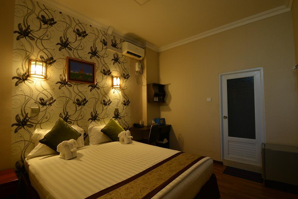Family Treasure Yangon Hotel Exterior photo