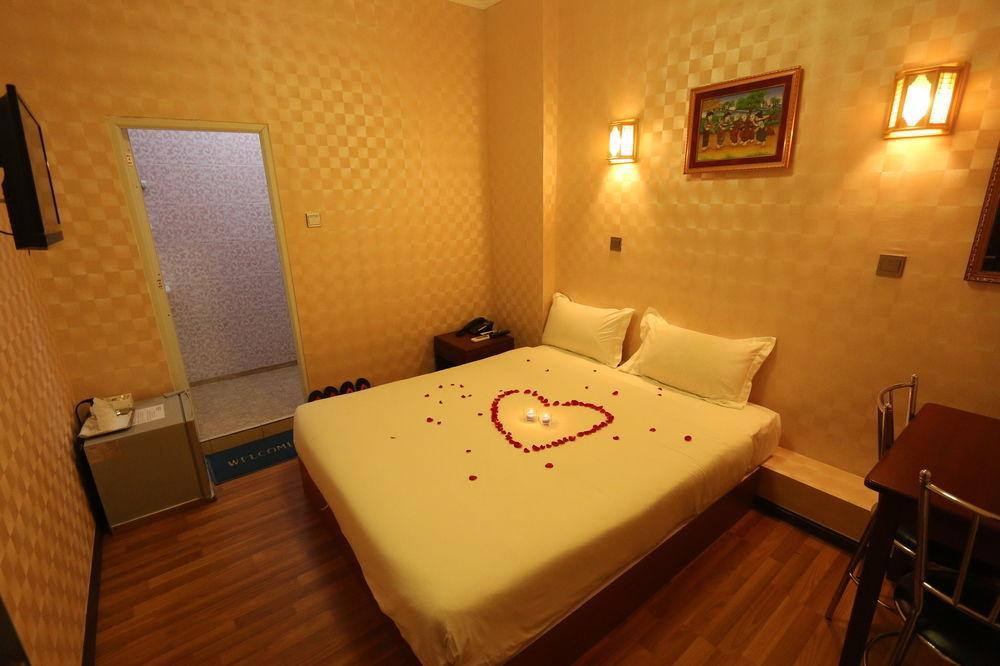 Family Treasure Yangon Hotel Exterior photo